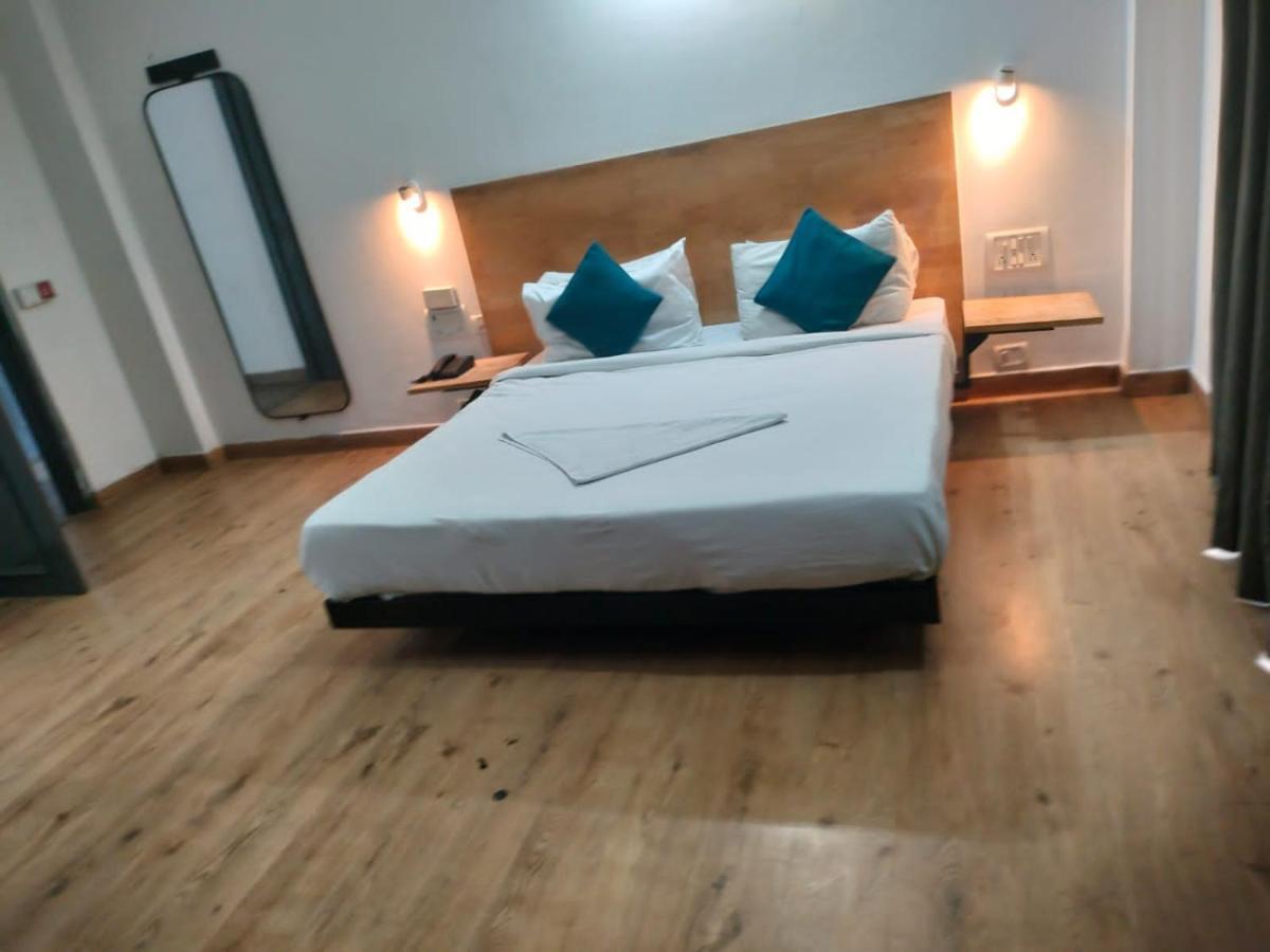 Divine Inn Couple Friendly Hotel Near Sector 51 Metro Station Noida Bagian luar foto